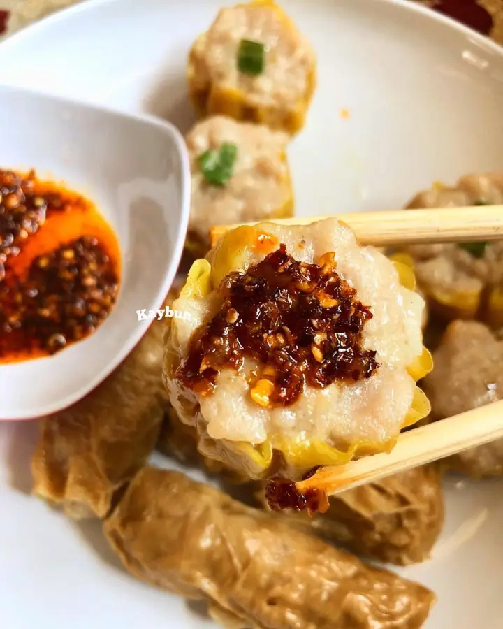 Siomay dengan chili oil khas Kaybun